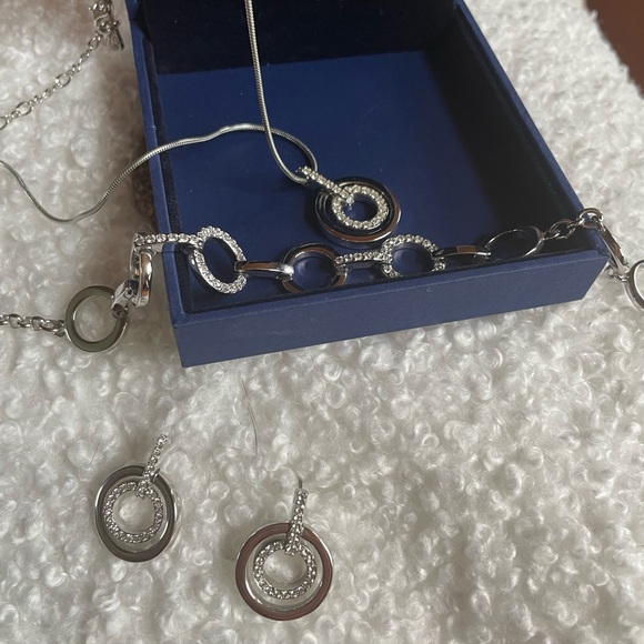 Swarovski circle pendant necklace, bracelet, earring set. - Picture 5 of 16